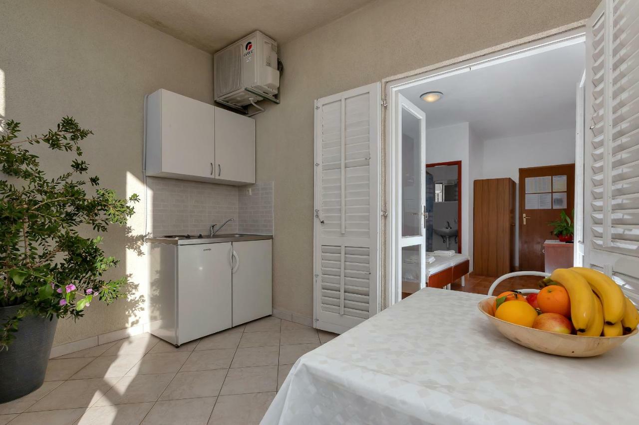 Apartments Angela Макарска Екстериор снимка